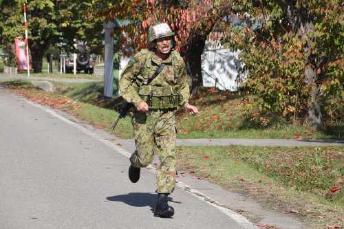 ゴール手前、力を振り絞る隊員