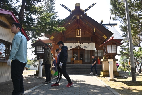 回収した枝などでゴミ袋がたくさんに