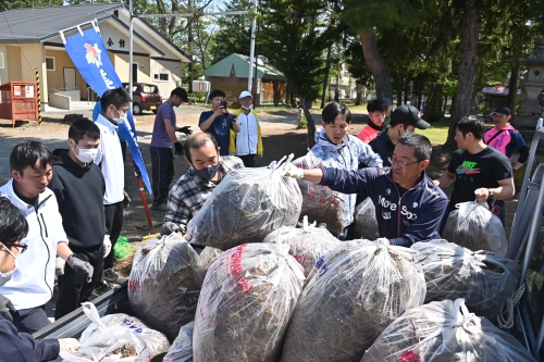 回収した枝などでゴミ袋がたくさんに
