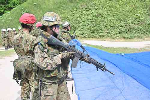基本射撃では女性自衛官も参加し、射撃を実施した