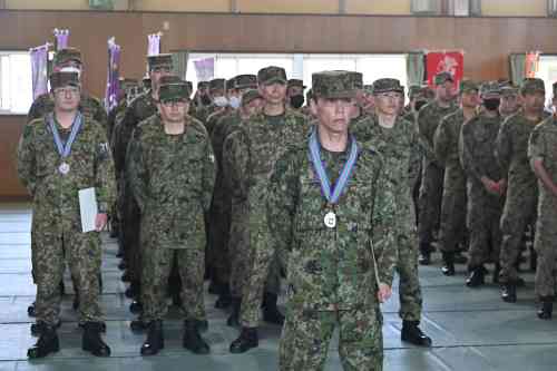 拳銃射撃の部で第2中隊長が表彰