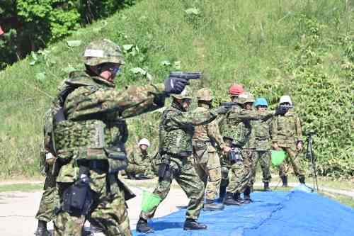 入念に射撃予習し、拳銃射撃で各中隊長が射撃の腕を競い合う