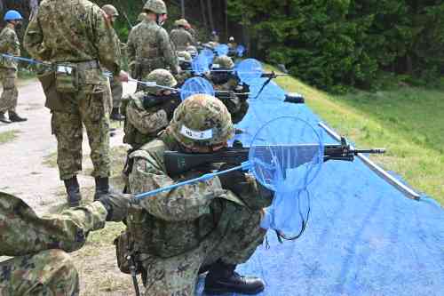 基本射撃では女性自衛官も参加し、射撃を実施した