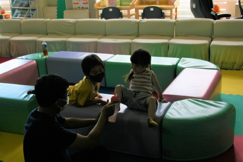 厚生科員による、子供のお世話