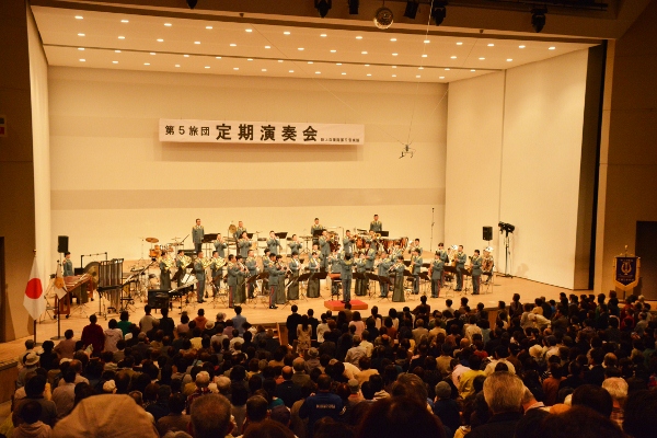 国家「君が代」吹奏により開演