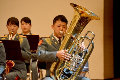 多彩な表現でチューバを演奏