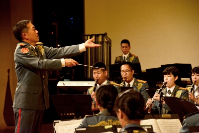 情熱的に指揮する第5音楽隊長