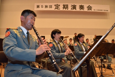 真剣な面持ちで演奏する隊員