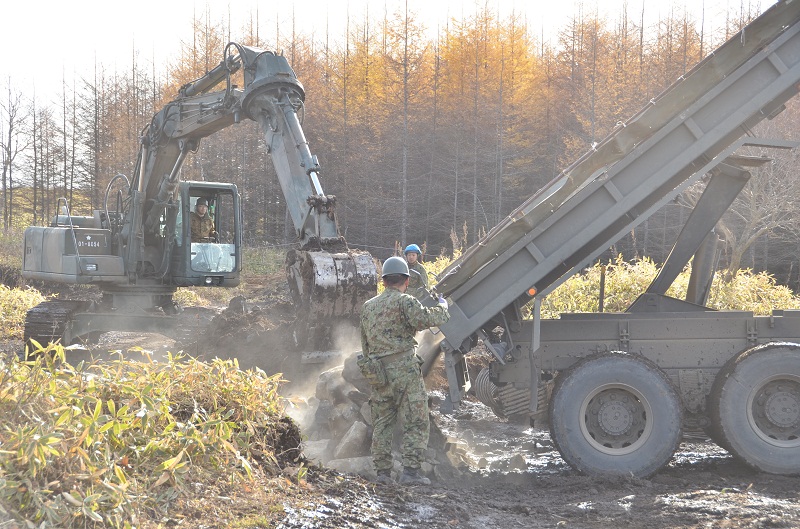 砕石搬入