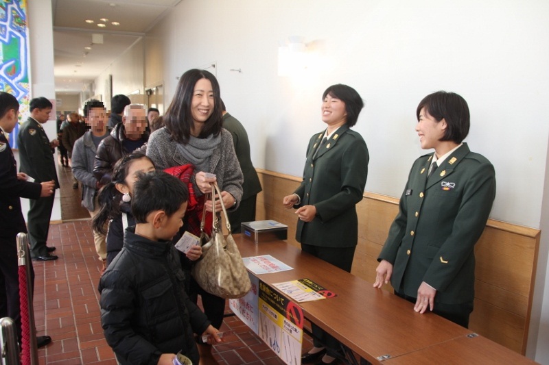 笑顔で迎える勤務員