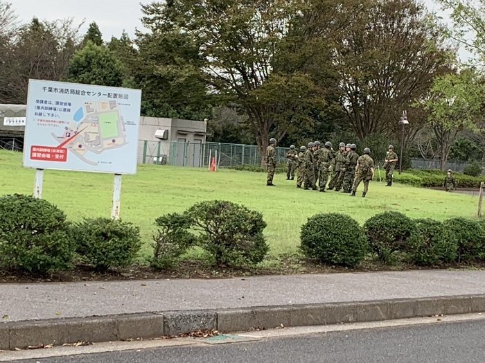 活動地域を確認する隊員