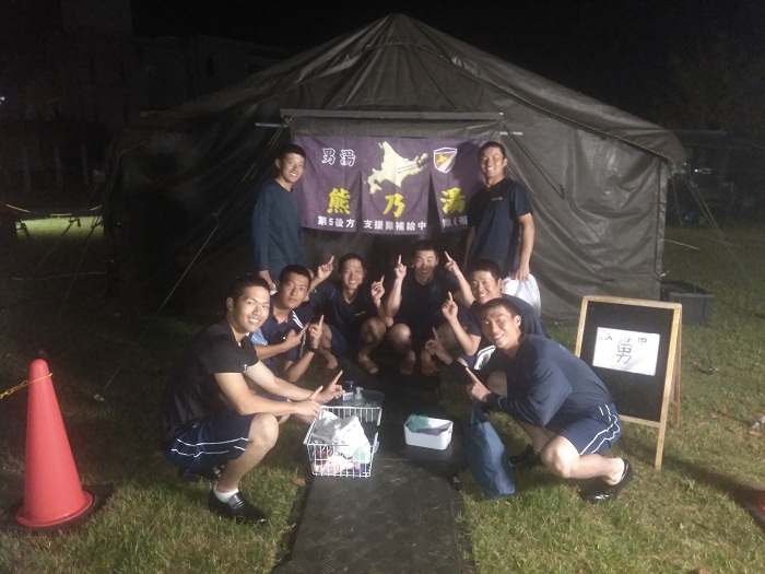 活動地域を確認する隊員