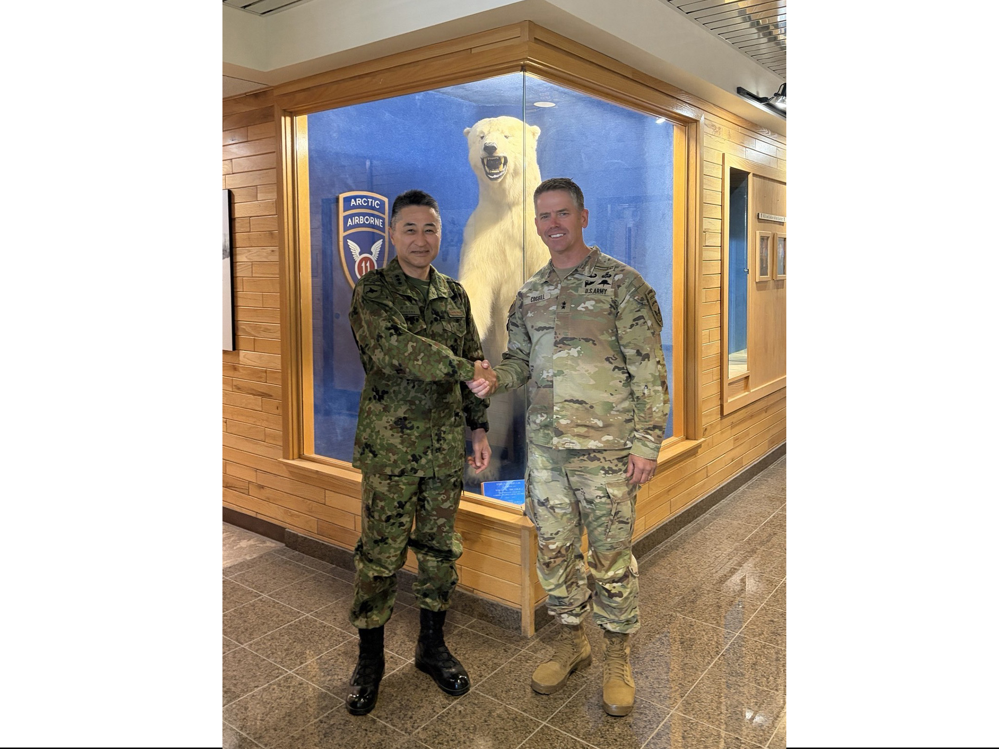 フ米陸軍第１１空挺師団長表敬
