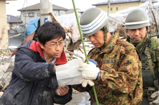 自衛隊　災害派遣　東日本大震災の勲章 東日本大震災から10年、進化を遂げた自衛隊の災害派遣活動