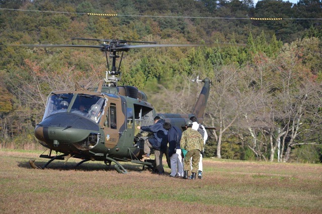 ＵＨ－１Ｊに乗り込む体験搭乗者たち