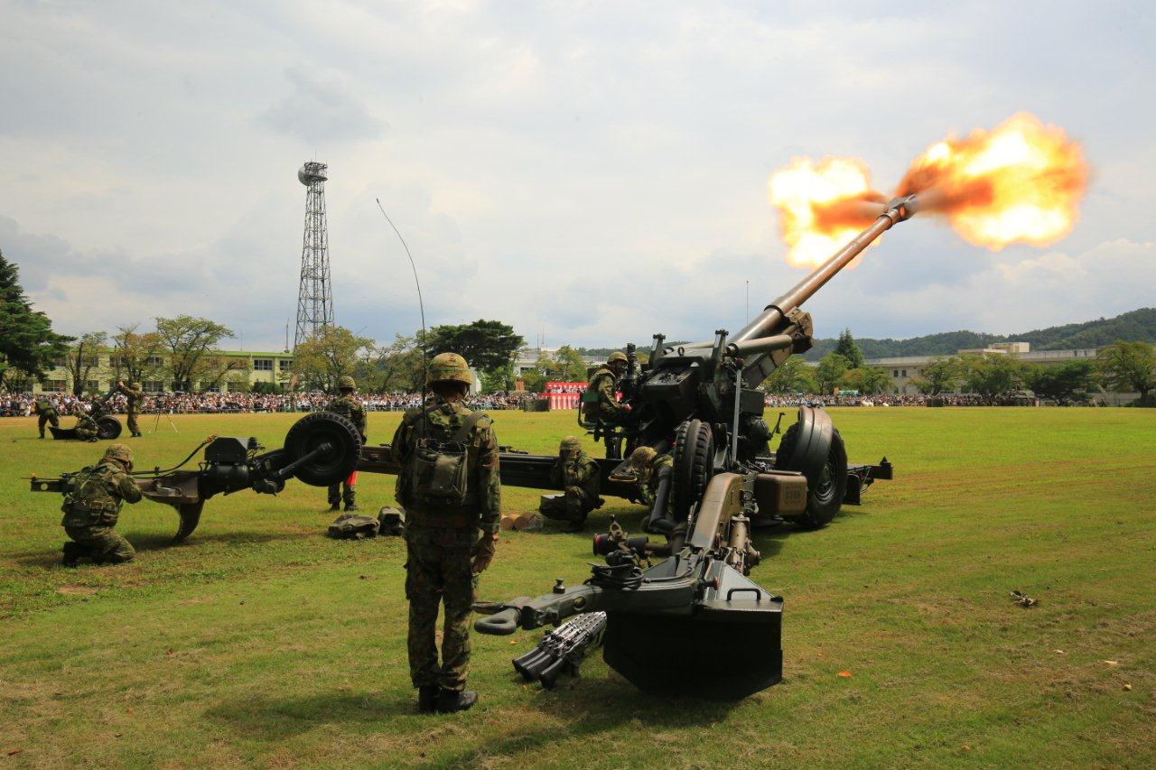 迫力ある模擬戦闘訓練展示