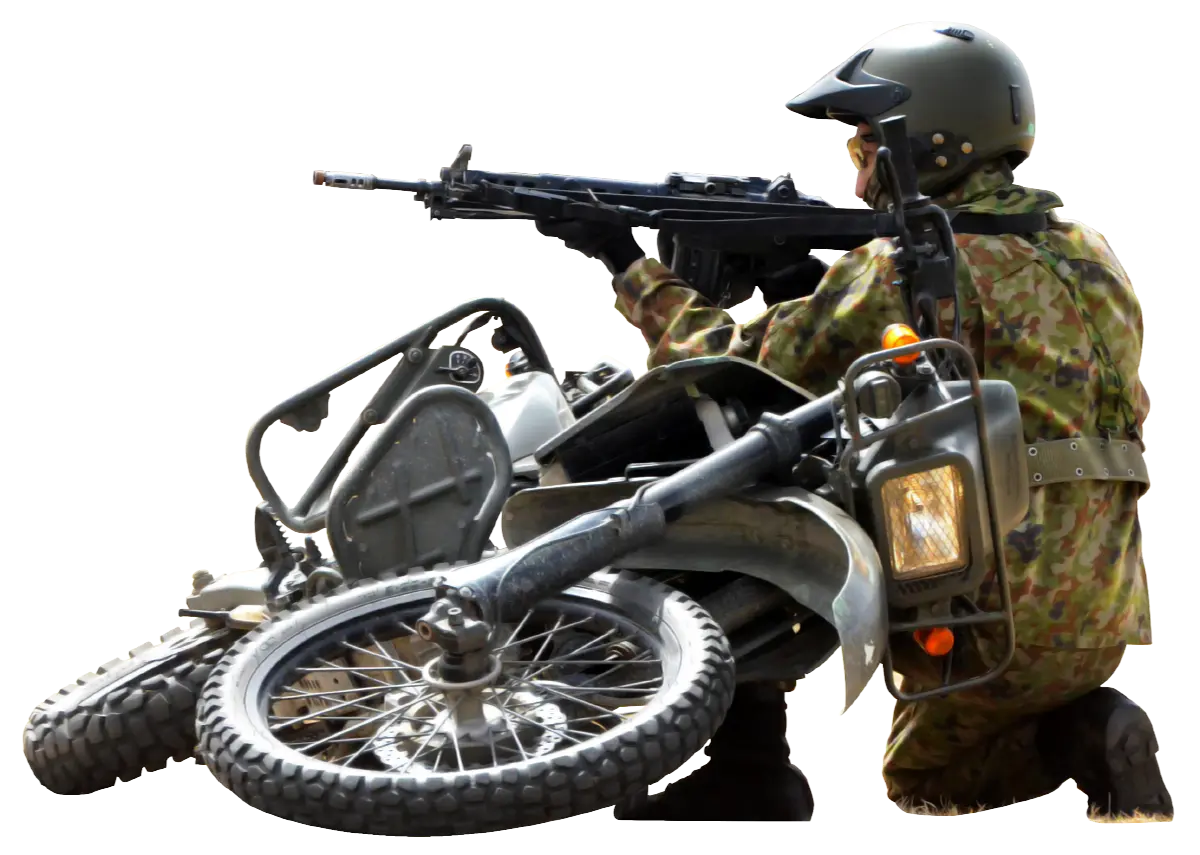 バイクを盾にして銃を構える自衛隊