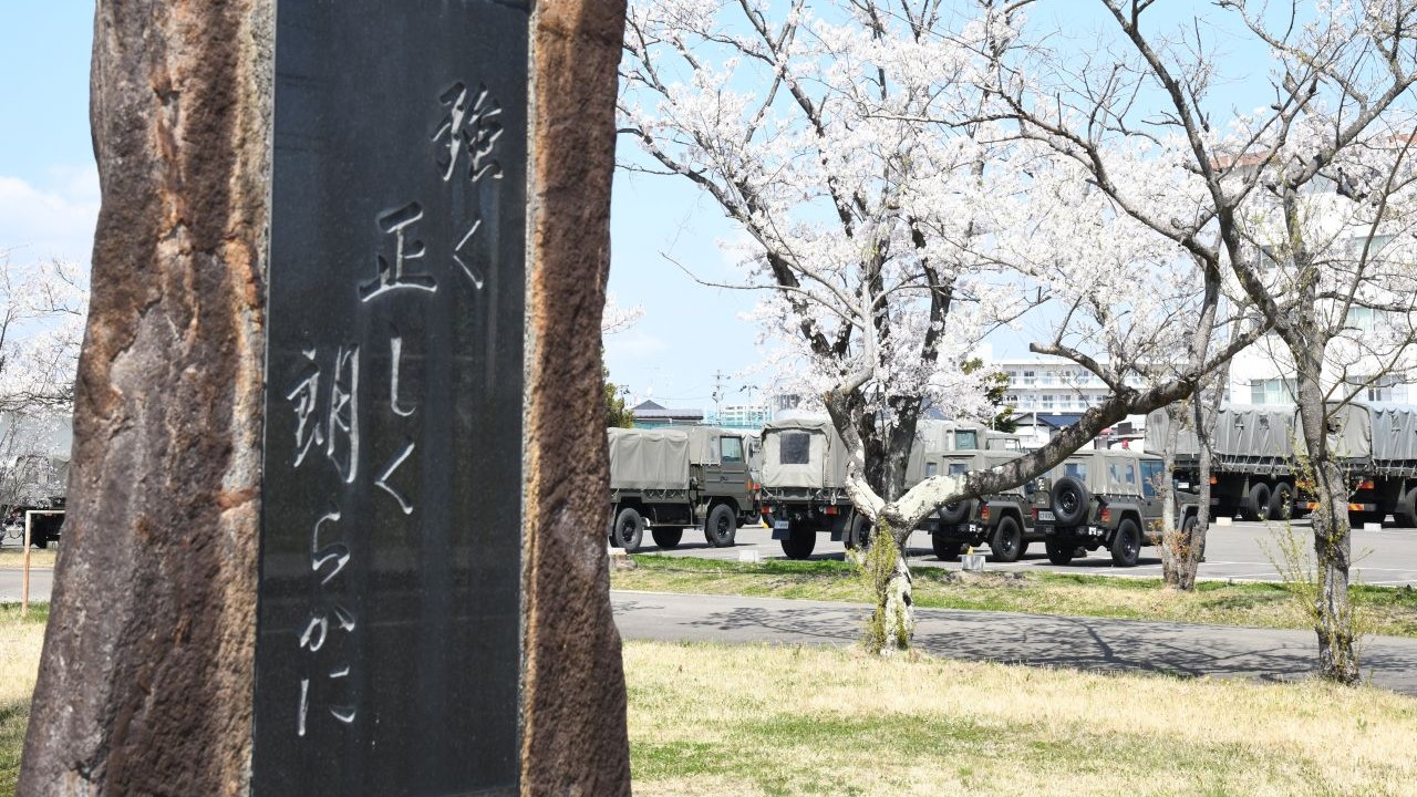 徳目の碑