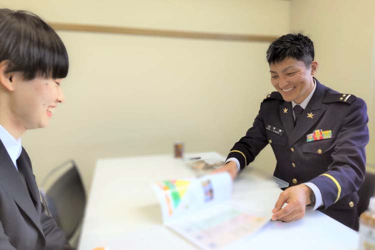時折笑顔になり話を聞く青森駐屯地女性自衛官