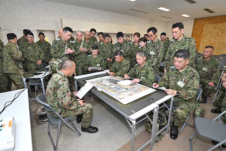 梅田予備陸曹長（本人：立姿右から２番目）