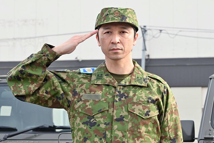 迷彩服姿の米内山予備2等陸佐