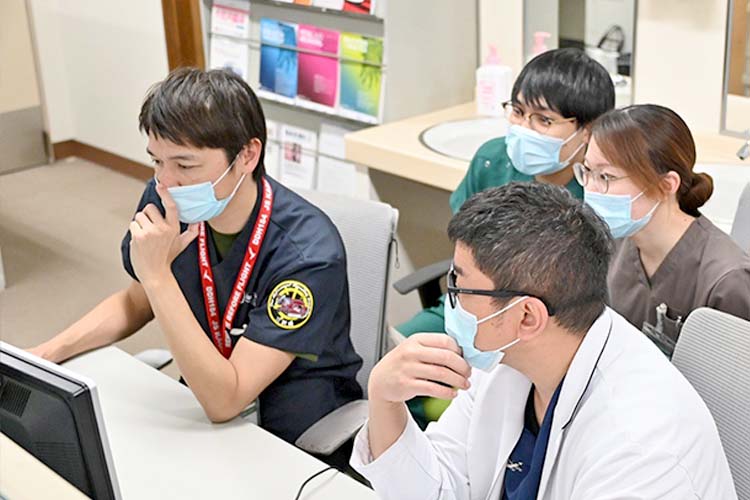 医師として勤務する米内山医師(本人は左側)