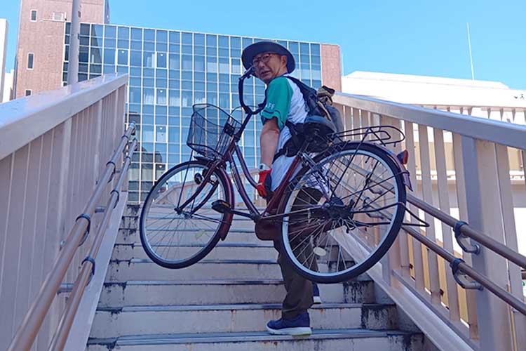 自転車を運ぶ隊員