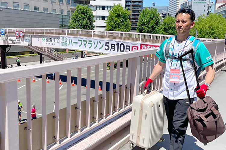 荷物を運ぶ隊員