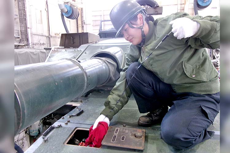 装輪車整備をしている早坂3曹