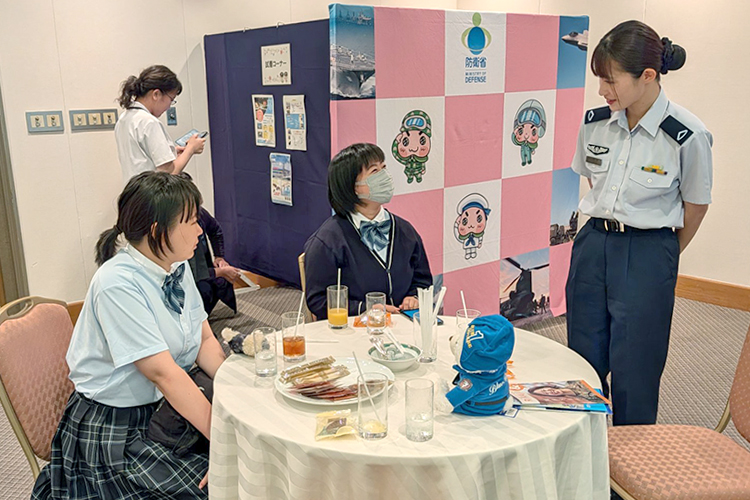 質問に答える女性隊員