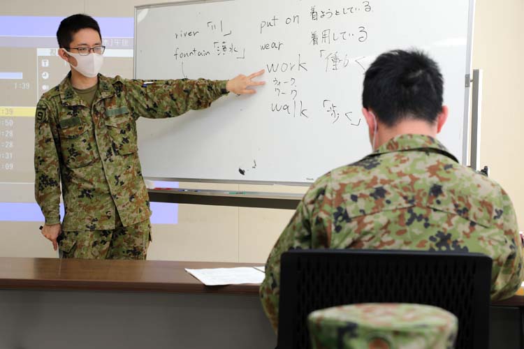 軍事英語のコツを伝授する情報幹部