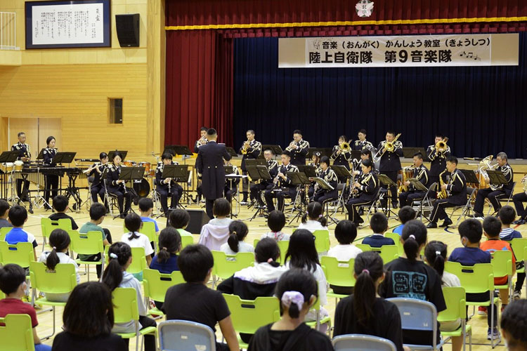 趣向凝らした演奏に興味津々 みちのくweb 陸上自衛隊東北方面隊