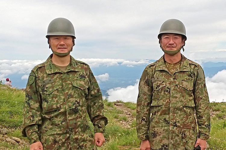 左側：第６師団長 鬼頭 陸将、右側：第６師団最先任上級曹長 齊藤 准尉