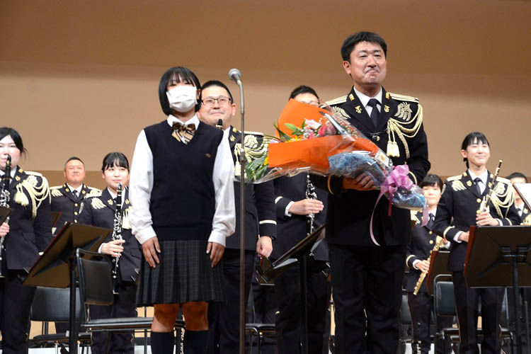 サクソフォーンソロを演奏した久慈市出身の久慈２等陸曹へ花束贈呈