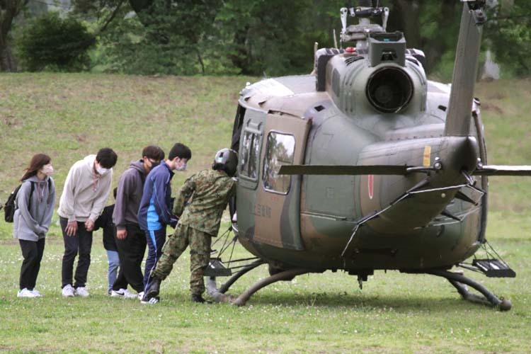 UH―1J体験搭乗を岩手駐屯地で実施｜みちのくWeb - 陸上