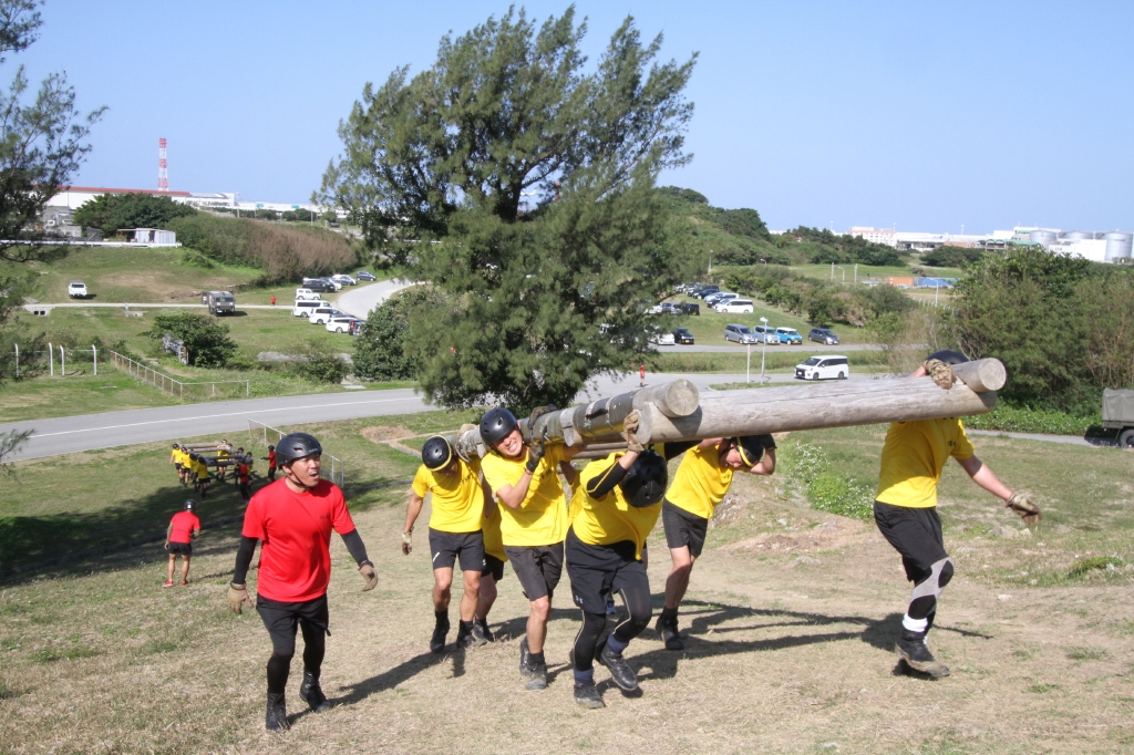 急斜面を駆け上がる隊員達