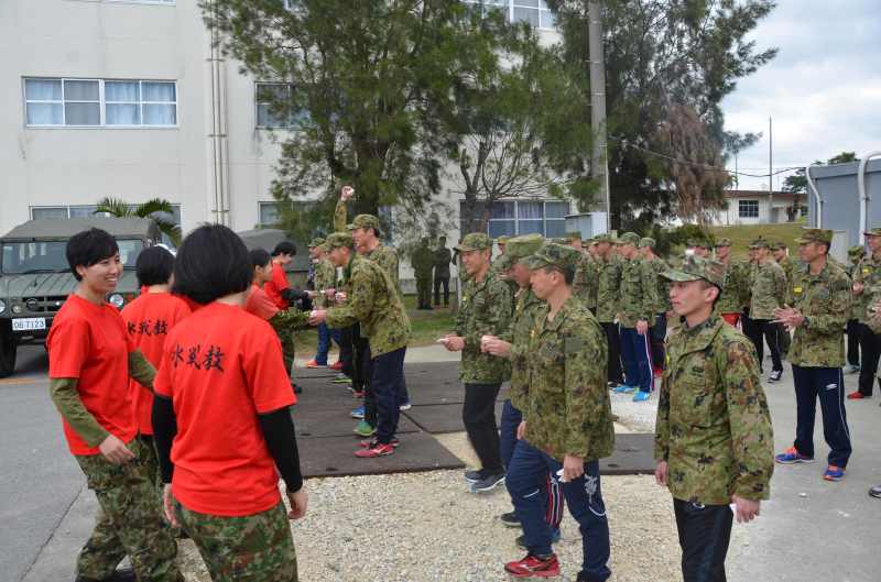 女性自衛官からの手渡しチョコによる幸せ