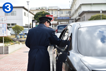 警衛員に保険証または診察券をご提示ください