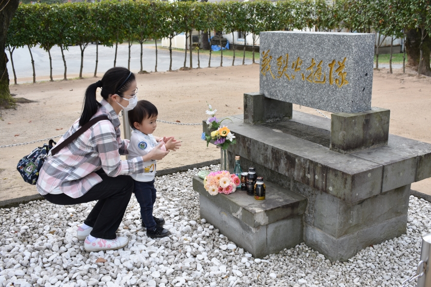 写真：義烈空挺隊慰霊碑見学