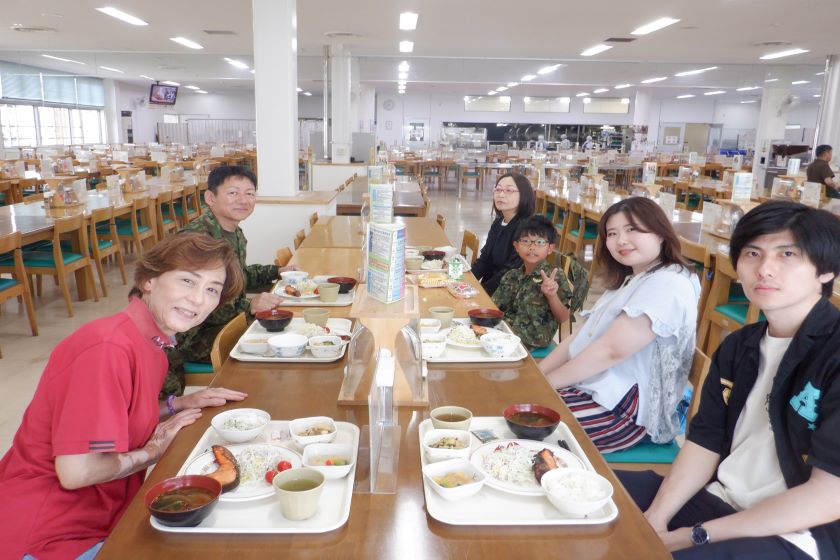 写真：隊員食堂での体験喫食