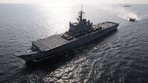 輸送艦「おおすみ」