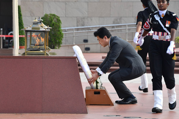 国立戦争記念碑での献花