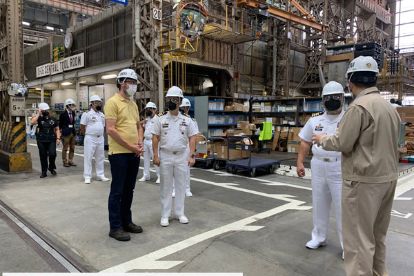 米軍横須賀基地での説明（研修の一環で、米軍の艦船修理廠も訪問）