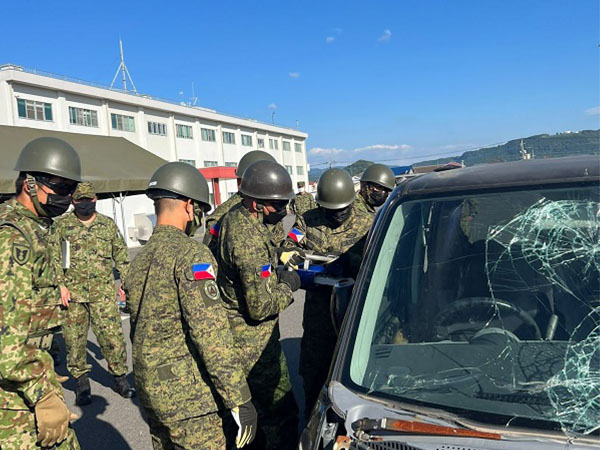 フィリピン陸軍隊員による機材の使用