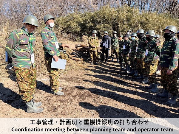 画像(工事管理・計画班と重機操縦班の打ち合わせ)