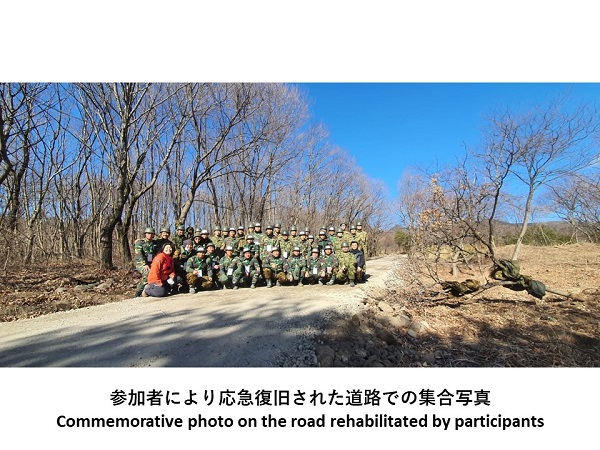 画像(参加者により応急復旧された道路での集合写真)