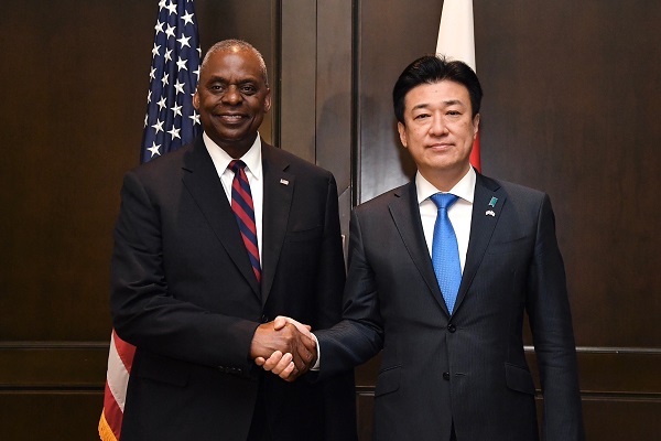 日米防衛相会談における両大臣握手