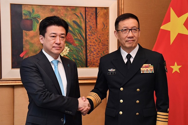 日中防衛相会談における両大臣握手