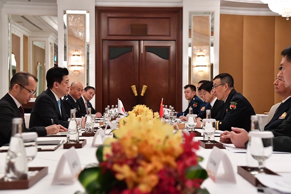 日中防衛相会談の様子