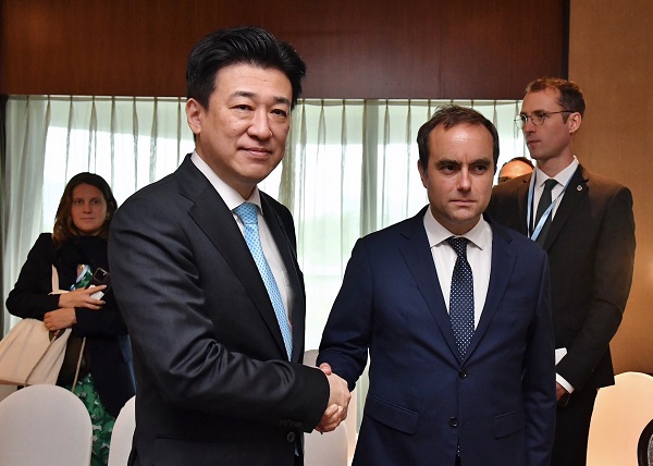 日仏防衛相会談における両大臣握手